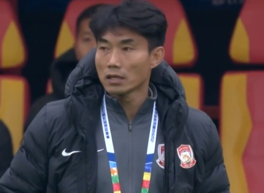 客场挑战卫冕冠军;郑智强调,团结拼搏定能收获惊喜。 体育新闻