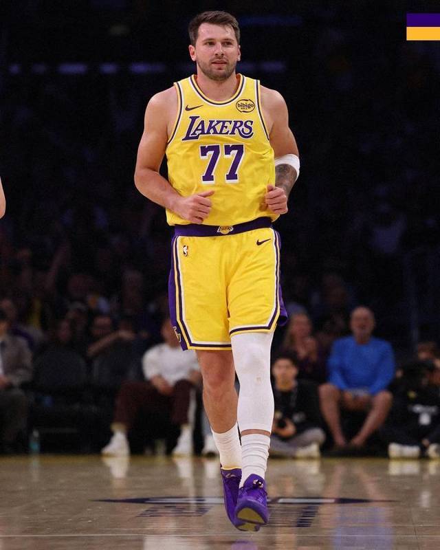 湖人客场力克火箭,东契奇36分领衔;首节第三节统治级发挥,末节低迷仍取胜 体育新闻