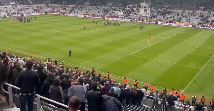 主场荣耀破碎;死敌逆转双杀纽卡,谢场嘘声刺痛每位喜鹊球迷。 体育新闻