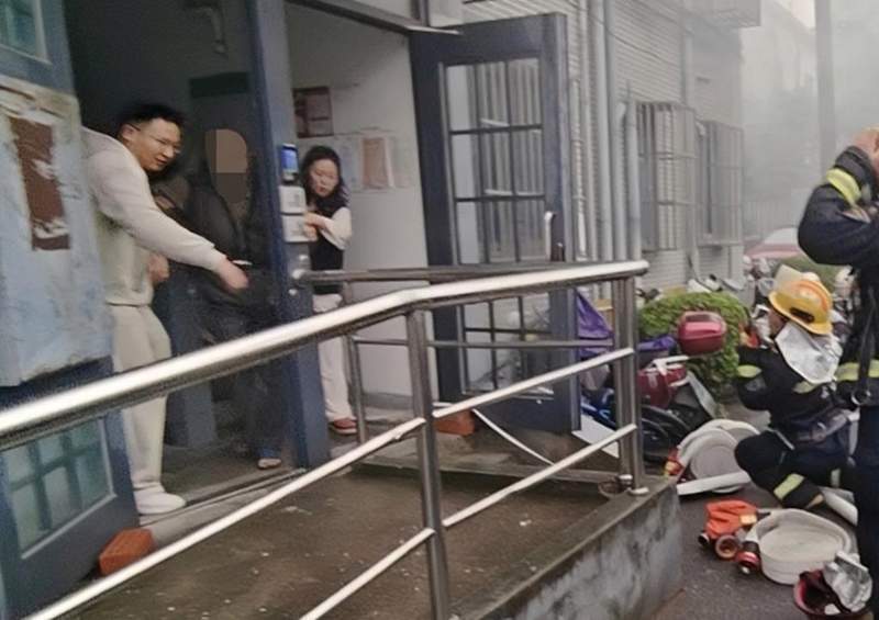  凌晨五点的火光：一位普通邻居的本能与担当 新闻 凌晨五点的火光：一位普通邻居的本能与担当 新闻